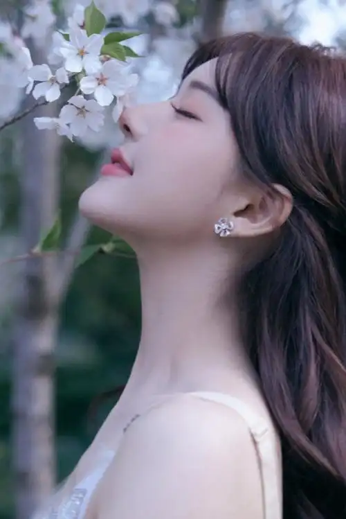 赵露思直播##赵露思 澳门鬼迷日眼的照片##赵露思高定短裙