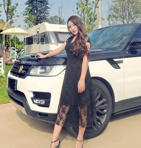 美女与野兽的故事, 身材娇小的女神竟提了辆霸气的路虎揽胜