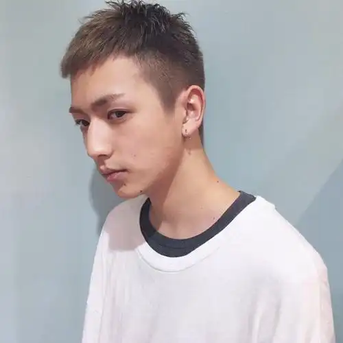 清爽帅气的露额头短发 抓住2017夏天的尾巴-男生短发-帅哥发型网