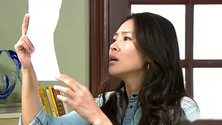 《门第》 罗小贝接到何春生的一封道歉信,打开里面却是一张白纸.