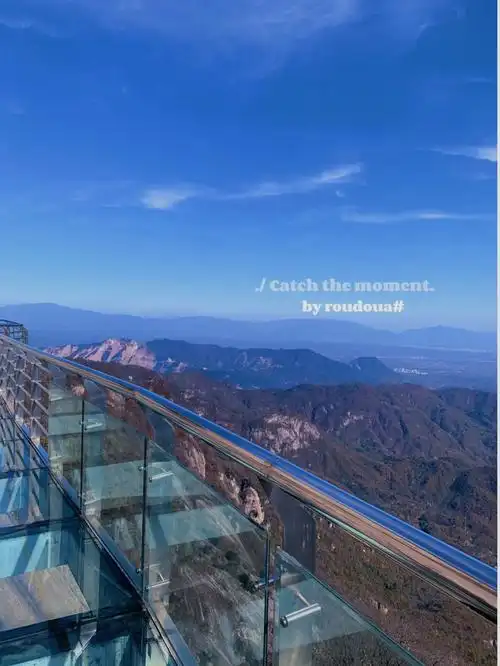 景区值得打卡的玻璃栈道