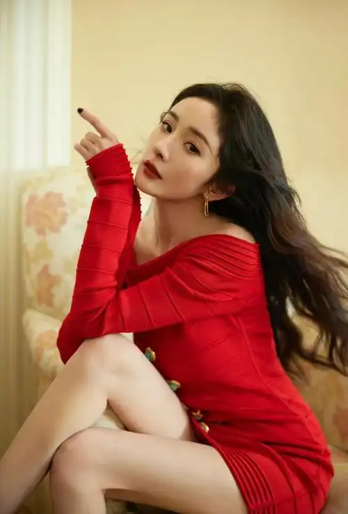 杨幂直播look好绝,一袭红色紧身裙性感火辣,尽显女性魅力