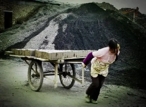 实拍:中国"砖厂女工"艰辛生活(组图)