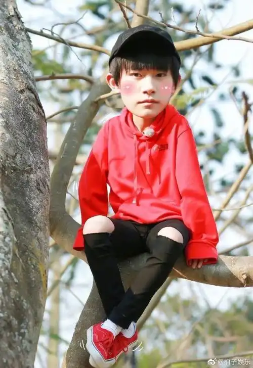 易烊千玺童年照