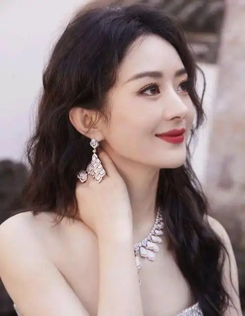 赵丽颖红裙亮相品牌晚宴勾起媒体与粉丝共鸣展现女神风范