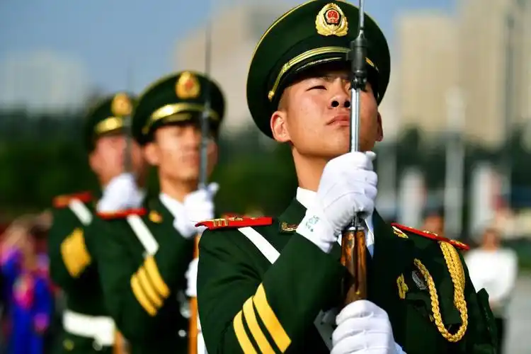 向国旗敬礼.少年儿童们合唱《歌唱祖国》.演唱《今天是你的生日