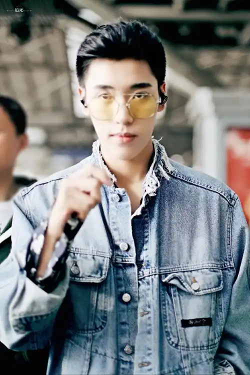 戴着眼镜的王子异太帅了一笑整个心都融化了