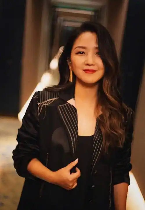 何洁难得穿对了,白色露肩衬衫配腰封显瘦10斤,终于不用修图了