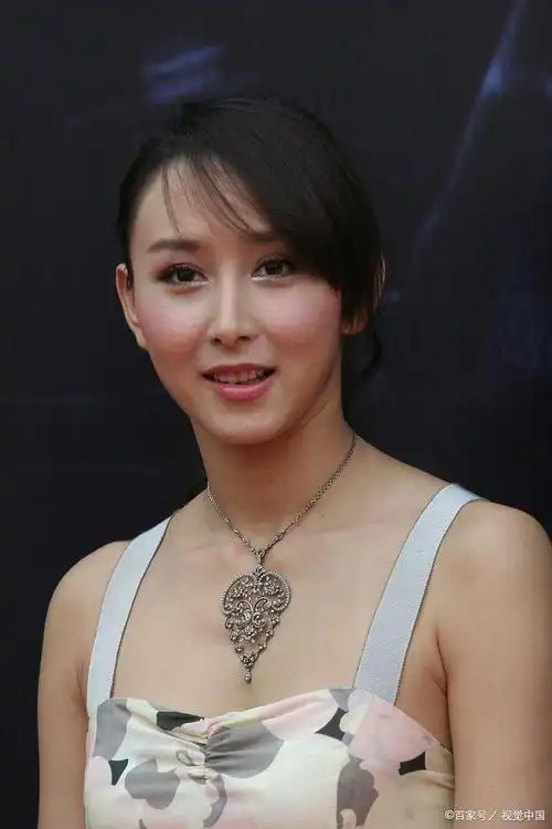 身材太"有料"!45岁胡静韵味十足,女人味十足!