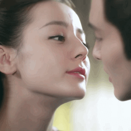 【亲亲】枕上书中那些旖旎的吻戏!