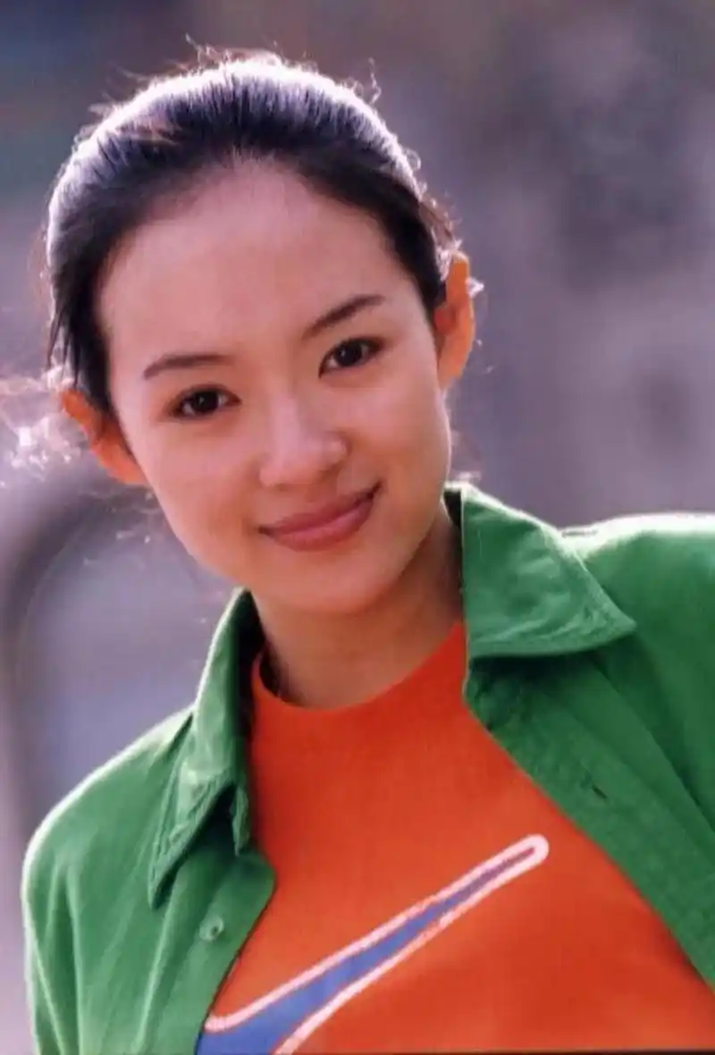 年轻时的章子怡,容颜纯洁,被誉为一个清新"玉女"