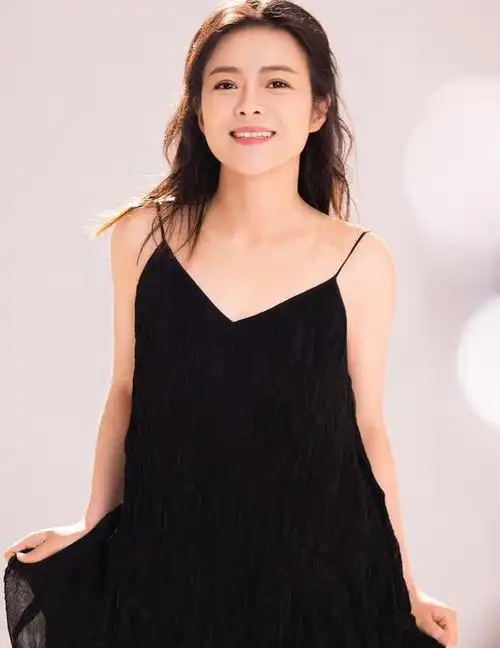 著名主持陈辰新照状态大好和时间做朋友的人生令人羡慕