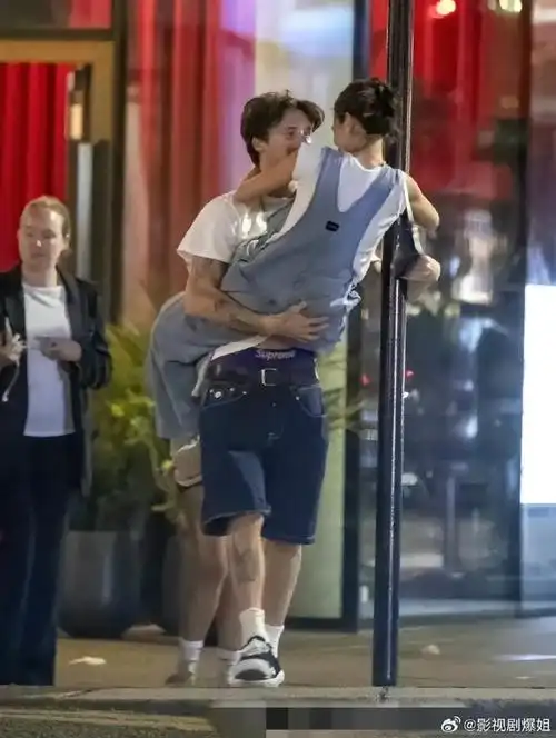 贝克汉姆小儿子女朋友像个挂件,走哪抱哪.