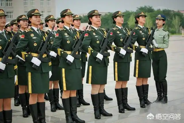 阅兵仪式上的女兵穿着长筒靴为何还会穿丝袜