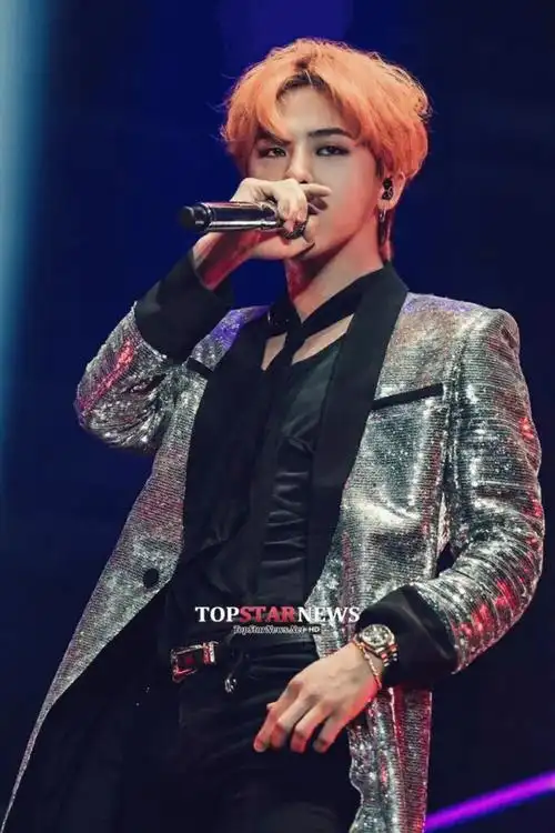 韩国巨星权志龙演绎独一无二时尚潮流