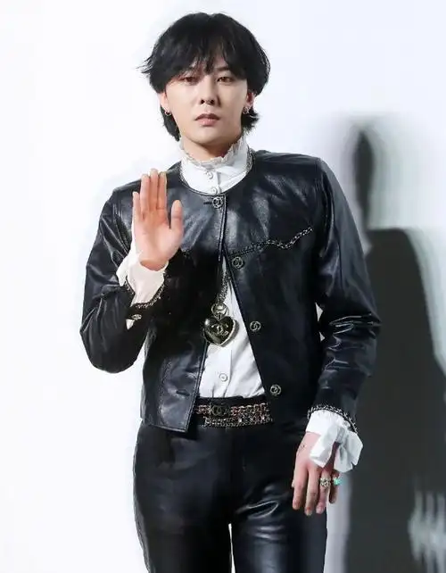 权志龙最新生图来袭鼻子很怪异看着有点丑