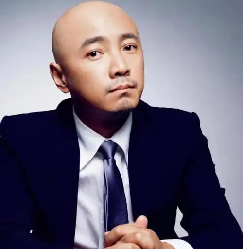 51岁的徐峥:有才有名有利,但唯独没有头发