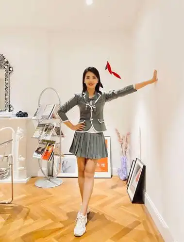 原创42岁刘涛穿上s码紧身女团服超短裙太显身材自侃跳舞会崩开