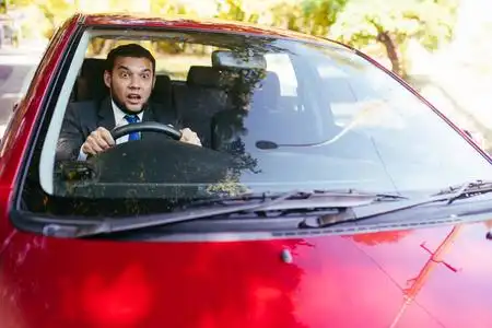 惊吓了司机在车里,吓坏了人开车.照片