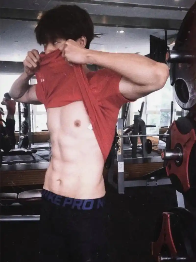 魏大勋这腹肌,谁看了睡不迷糊?大勋花能够火,是他应得的结局.