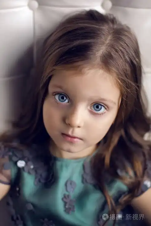 三岁,在一条绿色连衣裙的小女孩照片-正版商用图片0g6kkf-摄图新视界