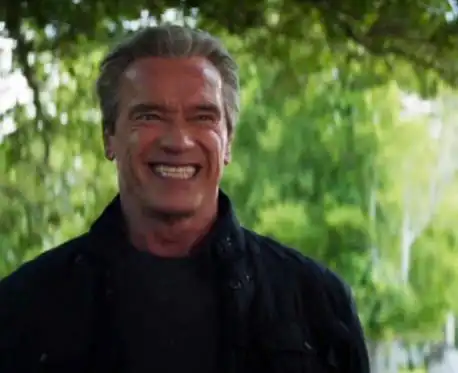 还记得《终结者》里因为人脸技术不完善,阿诺的那个魔性的微笑吗?