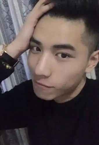 有一个男生超喜欢他.只有他的照片.不知道有没有人认识他.