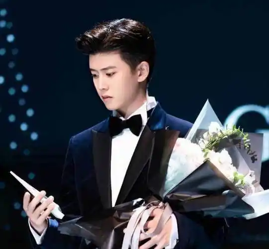 近几年,任嘉伦不仅专心拍戏,也会在一些空档期上上综艺节目,之前在