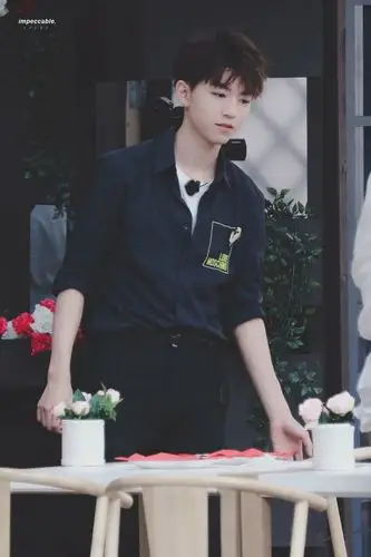 王俊凯衬衫白t打底侧颜线条时而挠头时而双手抱胸