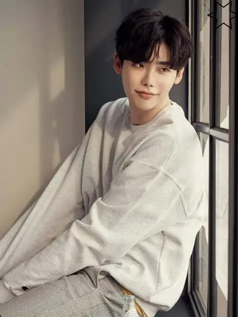 李钟硕的6张照片,每一张都十分帅气,图3的"抹唇杀"撩到我了!