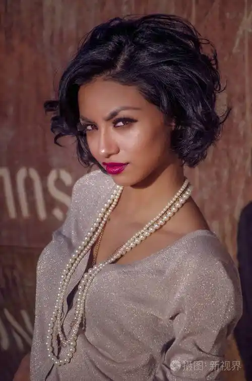 戴珍珠项链的迷人年轻女子