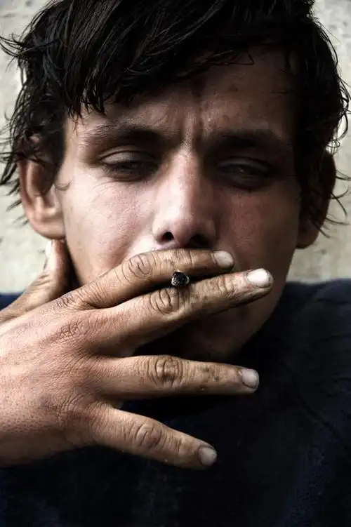 西方人,脸,头,脸颊,手,一个人,吸烟,竖图,室外,特写,白天,正面,香烟