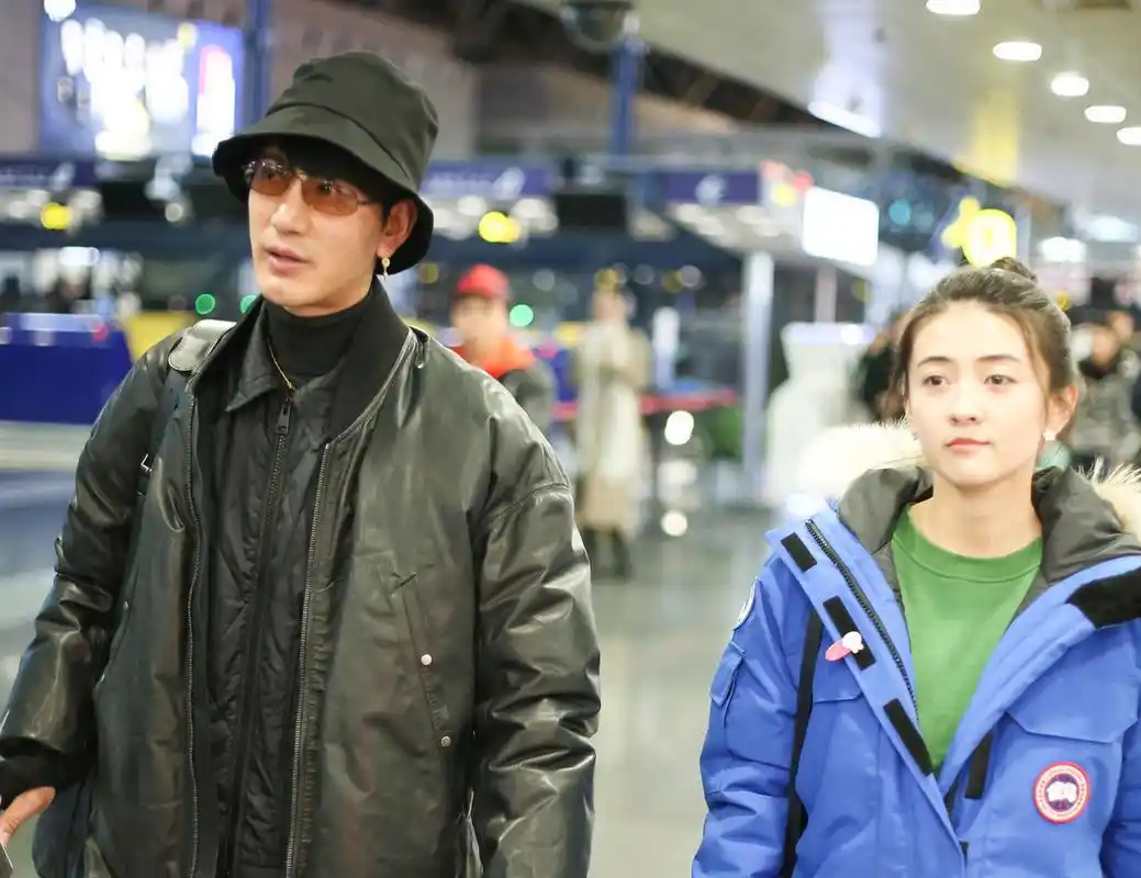 "双世宠妃"梁洁与未婚夫蒲巴甲同行故意相隔甚远,两人越看越配