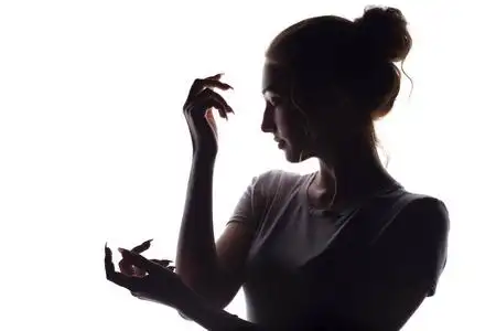 优雅的双手合十,在白色孤立的背景上摆出艺术姿势,概念美和意境照片