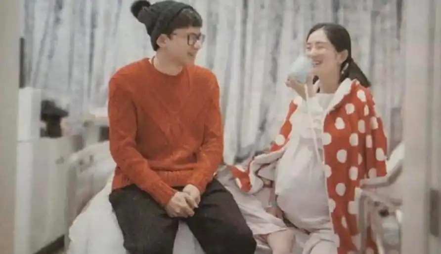 谢娜首晒生产照片穿睡衣挺超大孕肚都不影响美扎双马尾像少女