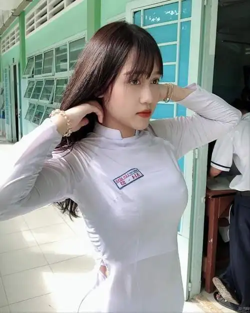 越南17岁高中妹子身材惹人注目