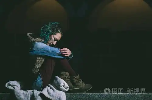 忧郁的年轻女子独自一人坐在它的同时正在下雨