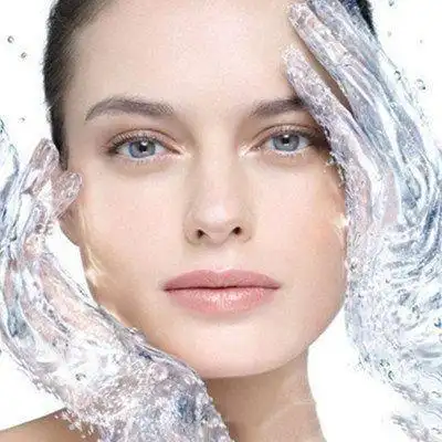 警戒"状态,一整夜的睡眠,不仅身体内没有摄入水分,皮肤同样也是干干的