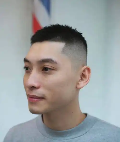 40岁以上的男士应该少留这2种"油腻发型",多剪另外3种,更加清爽有型