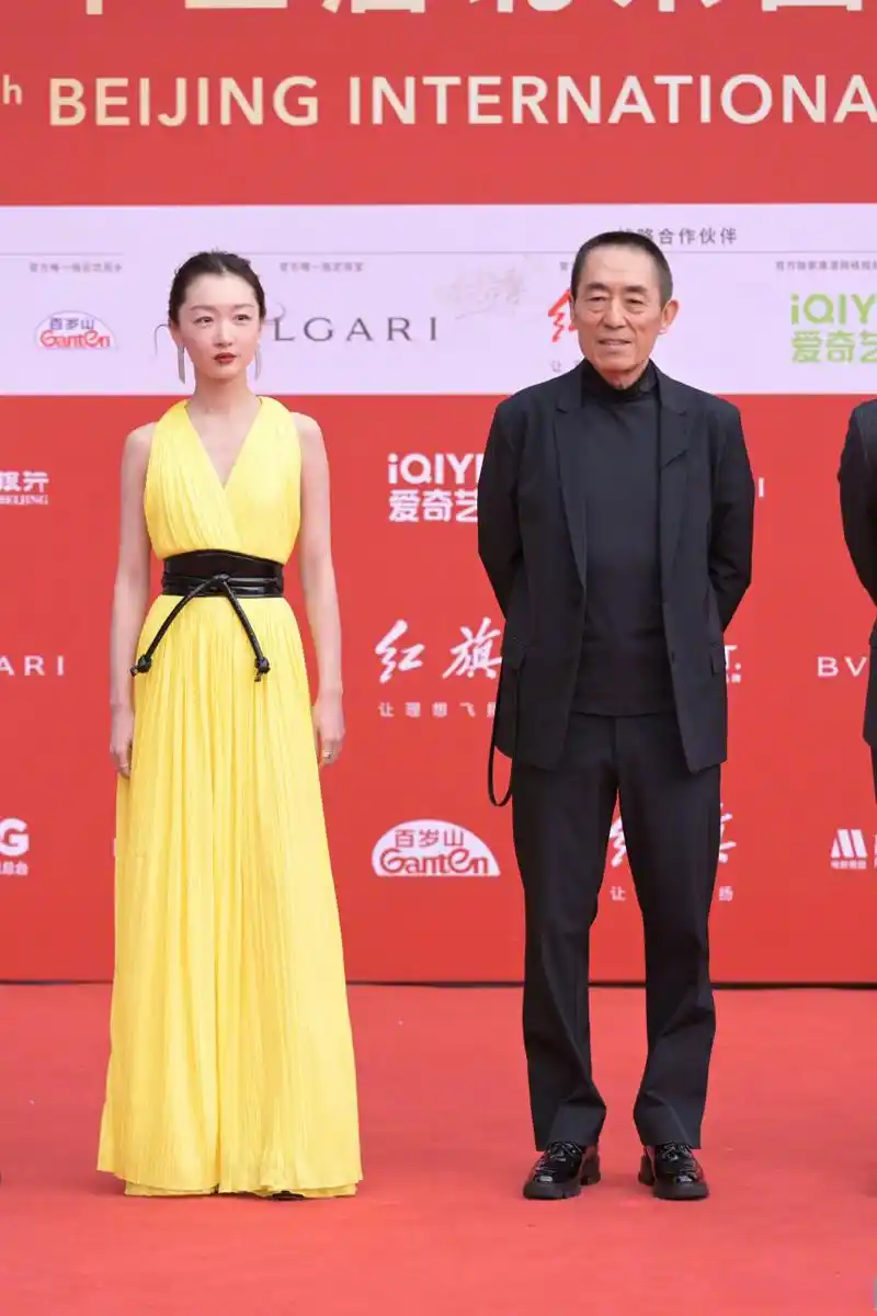 北京国际电影节##张艺谋周冬雨同框走红毯# 北京国际电影节红毯上