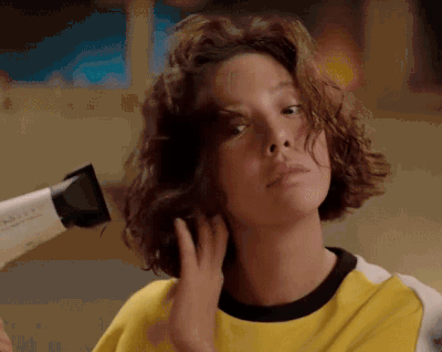 美女吹头发图片_美女吹头发动态图_美女吹头发表情包gif动图下载_soo