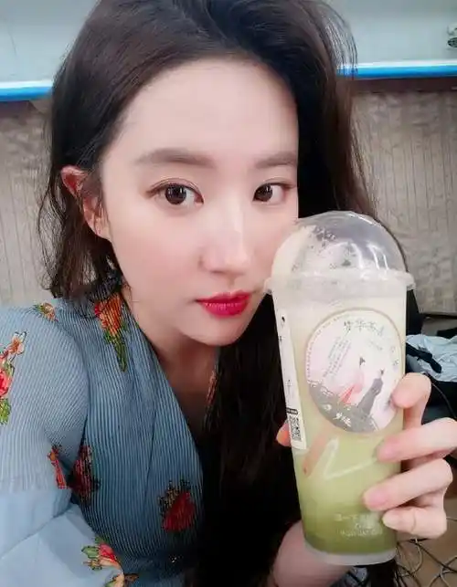 刘亦菲素颜自拍 手拿奶茶内心欢喜