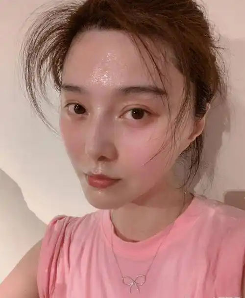 范冰冰晒出健身照,大汗淋漓露出素颜,终于看出了38岁真实颜值_运动衣