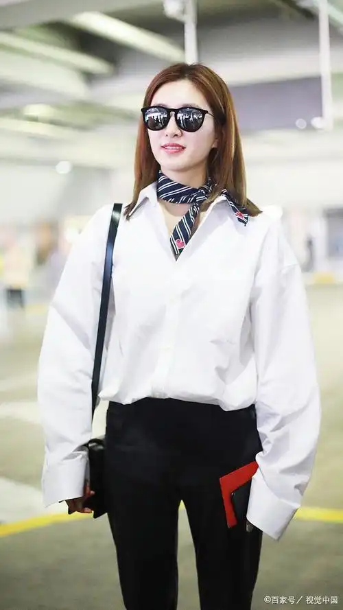 简约的白衬衫,搭配黑色短裙,简直适合于一切场合