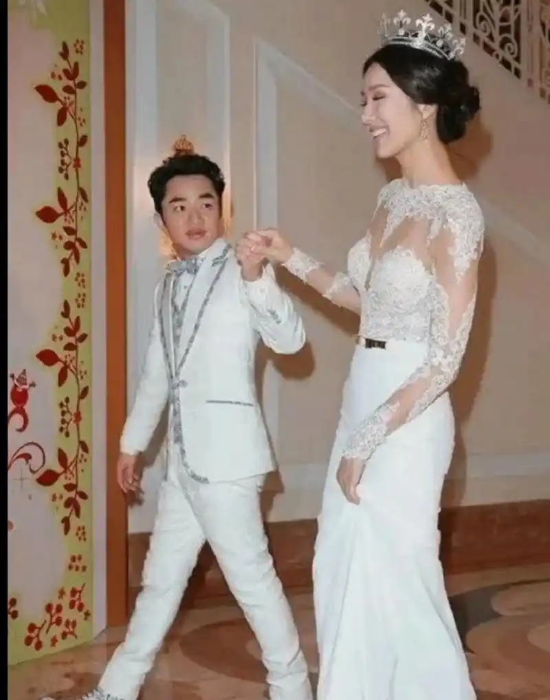 两人有着12厘米的身高差,一般"女高男矮"的婚姻,男方都会有很大的压力