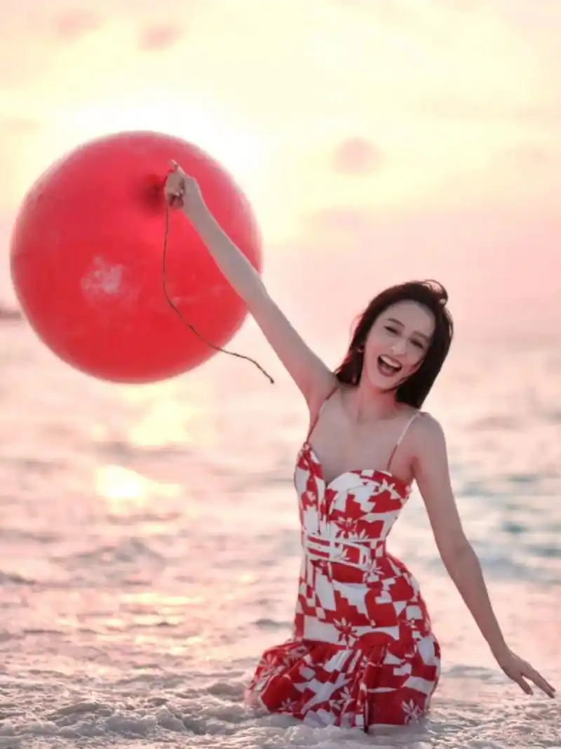 佟丽娅～新年海边写真大片,美哉!