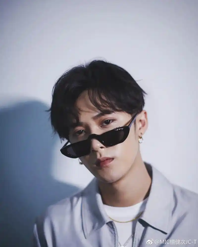 戴耳饰的檀总太帅了!好喜欢啊#檀健次 #宝藏男孩檀健次 # - 抖音