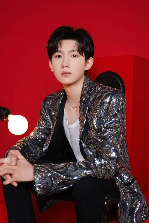 王源超话银色钉珠亮片西装定格闪耀,侧饰铆钉西裤诠释力量,暖意相融