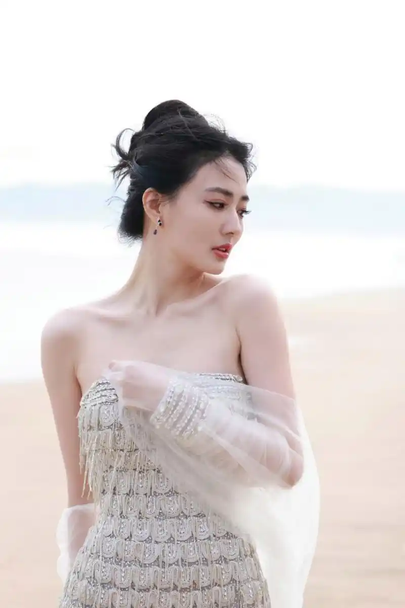 徐璐抹胸裙写真,这表情和眼神楚楚可怜惹人怜惜!