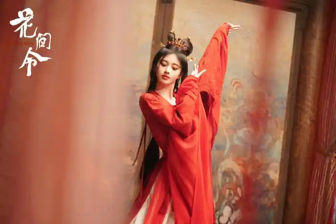 杨采薇@鞠婧祎红衣水袖,翩翩起舞,裙摆飞扬间娇媚尽显#鞠婧祎花间令